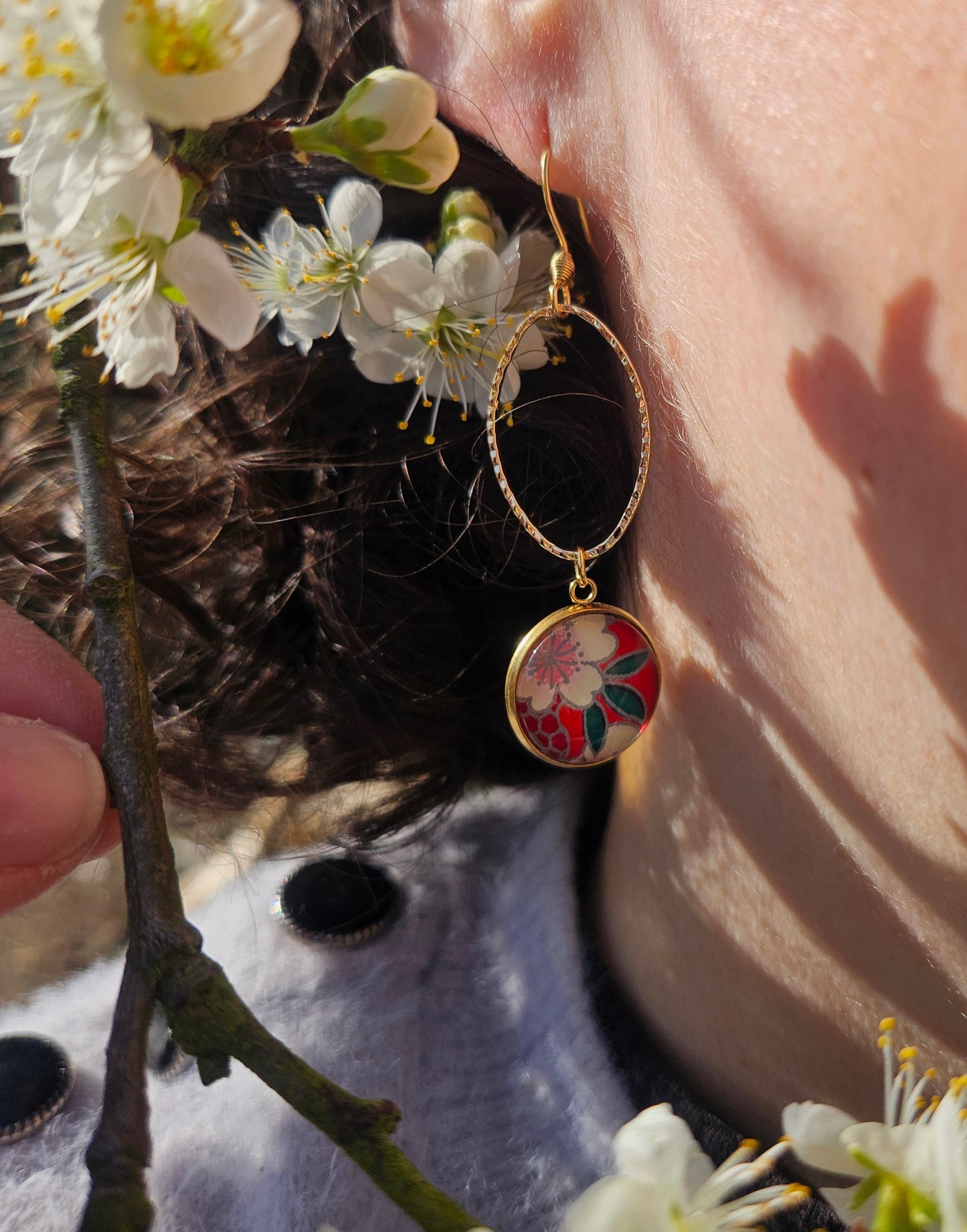 Boucles d'oreilles asymétriques en acier inoxydable– Cabochon 16mm-rouge fleur blanche -ginkgo