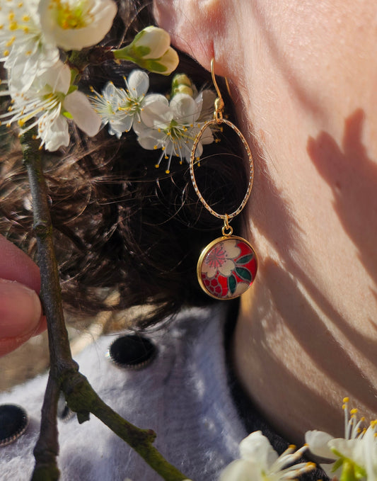 Boucles d'oreilles asymétriques en acier inoxydable– Cabochon 16mm-rouge fleur blanche -ginkgo