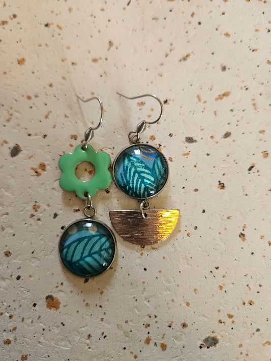 Boucles d'oreilles asymétriques en acier inoxydable– Cabochons 16mm–feuillage bleu turquoise