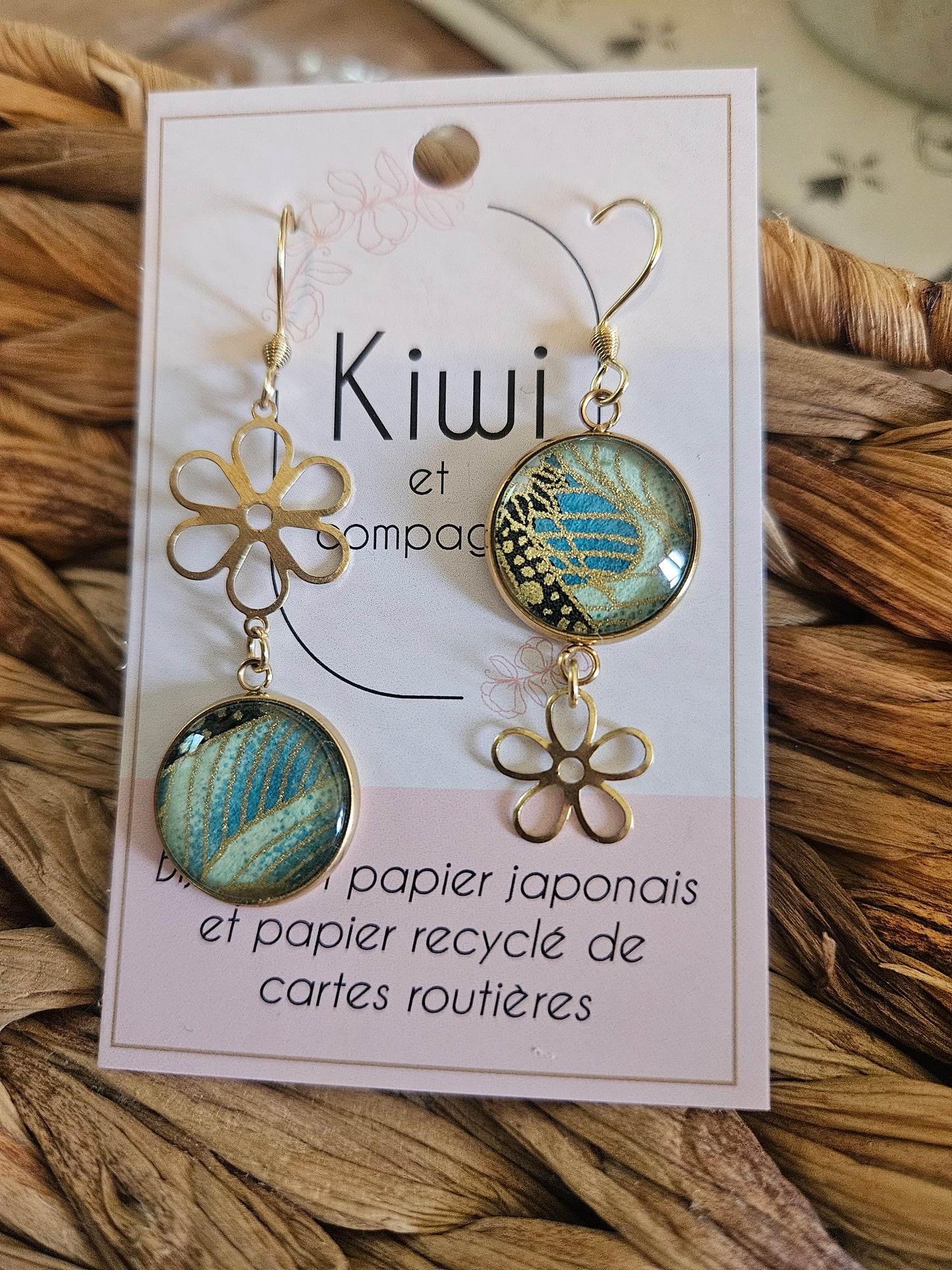 Boucles d'oreilles asymétriques fleur en acier doré  – Cabochons 16mm–vert
