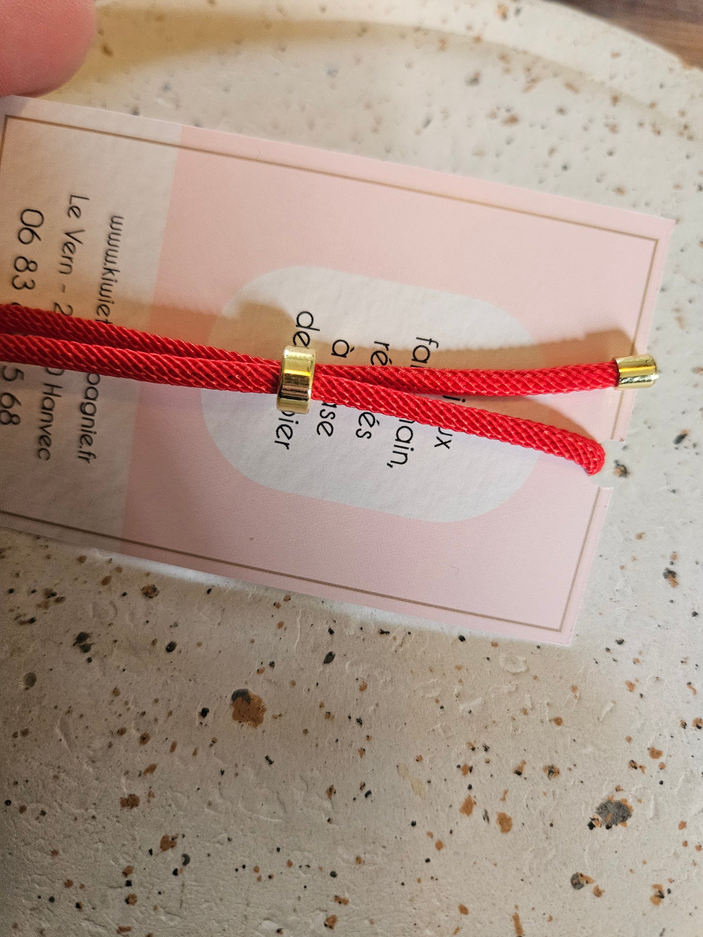Bracelet réglable en coton rouge - cabochon rouge oval-fleur blanche