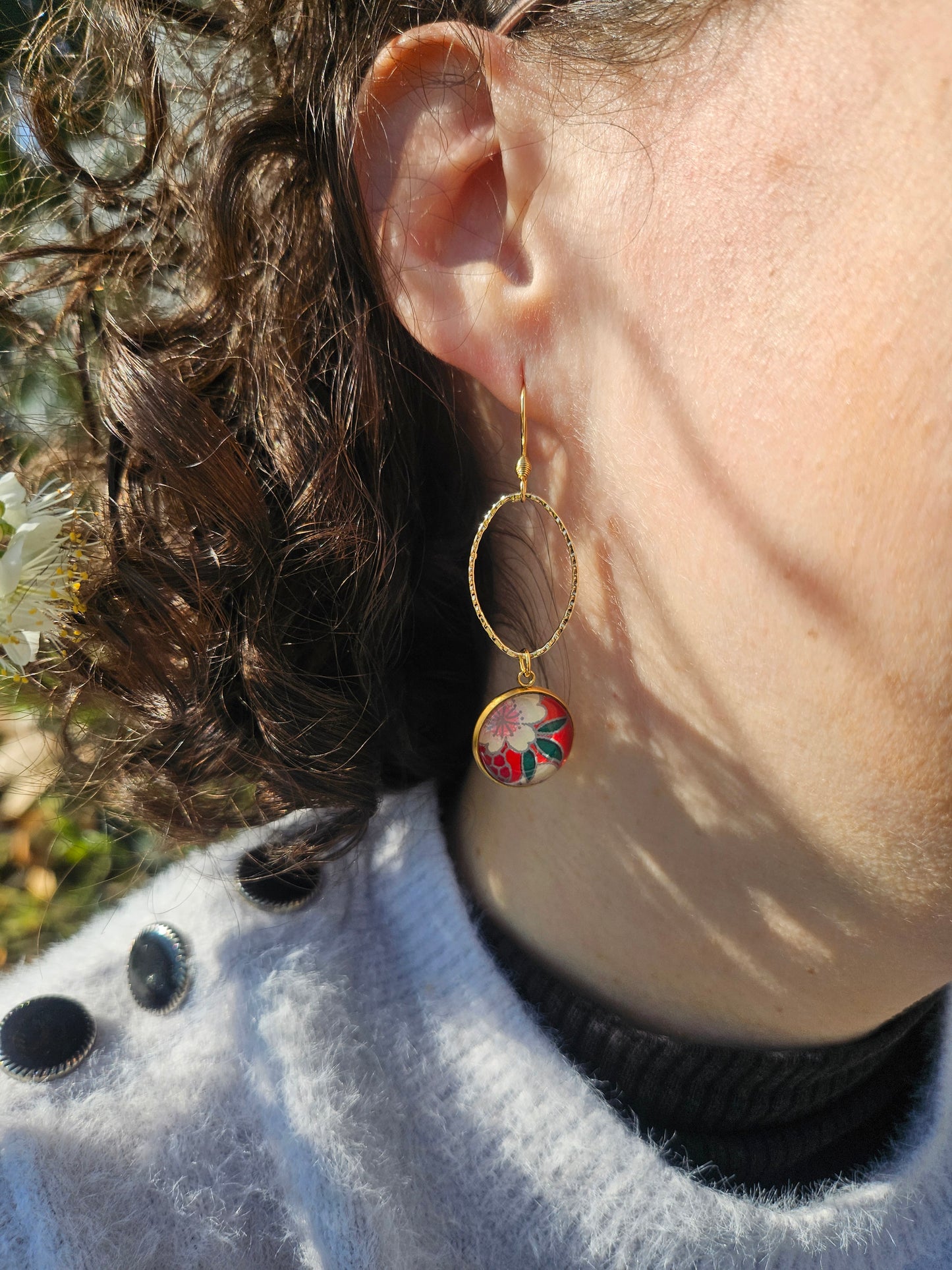 Boucles d'oreilles asymétriques en acier inoxydable– Cabochon 16mm-rouge fleur blanche -ginkgo