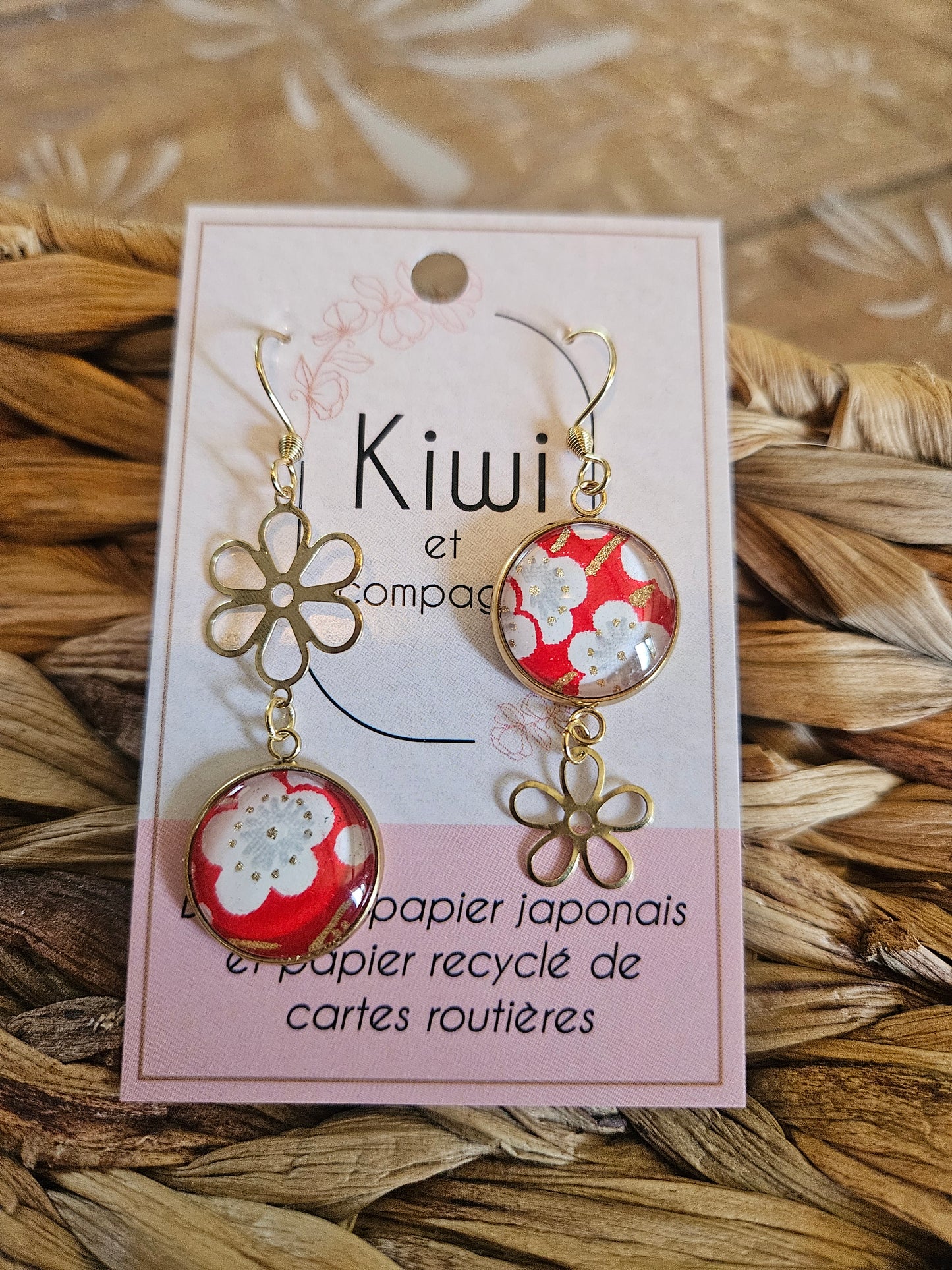 Boucles d'oreilles asymétriques fleur en acier doré  – Cabochons 16mm-rouge fleur