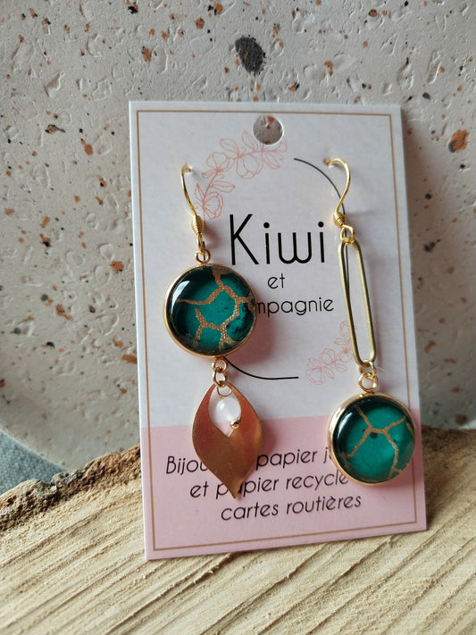 Boucles d’oreilles asymétriques – Élégance dorée & papier japonais vert