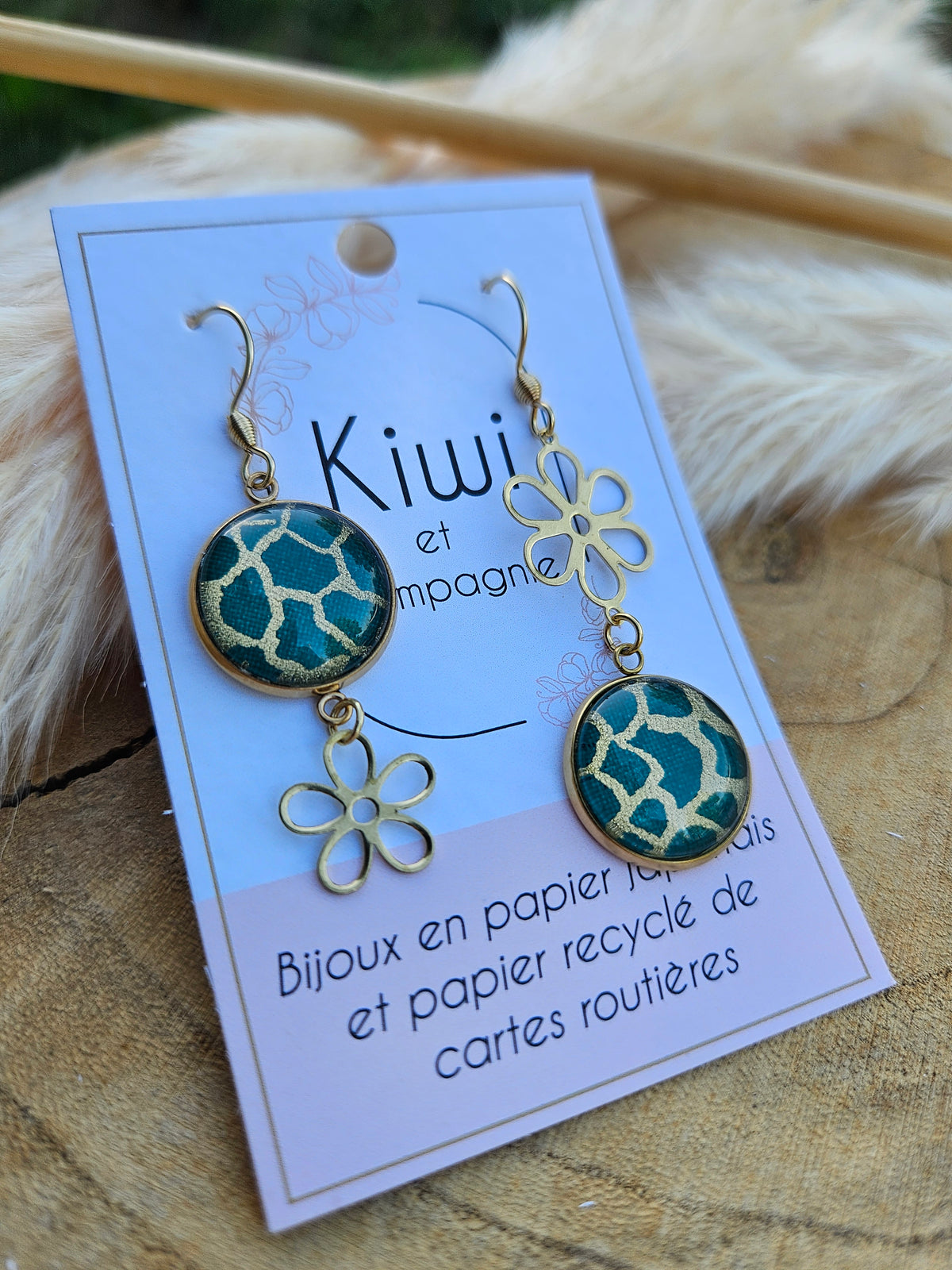 Boucles d'oreilles asymétriques fleur en acier doré  – Cabochons 16mm-vert et doré kintsugi