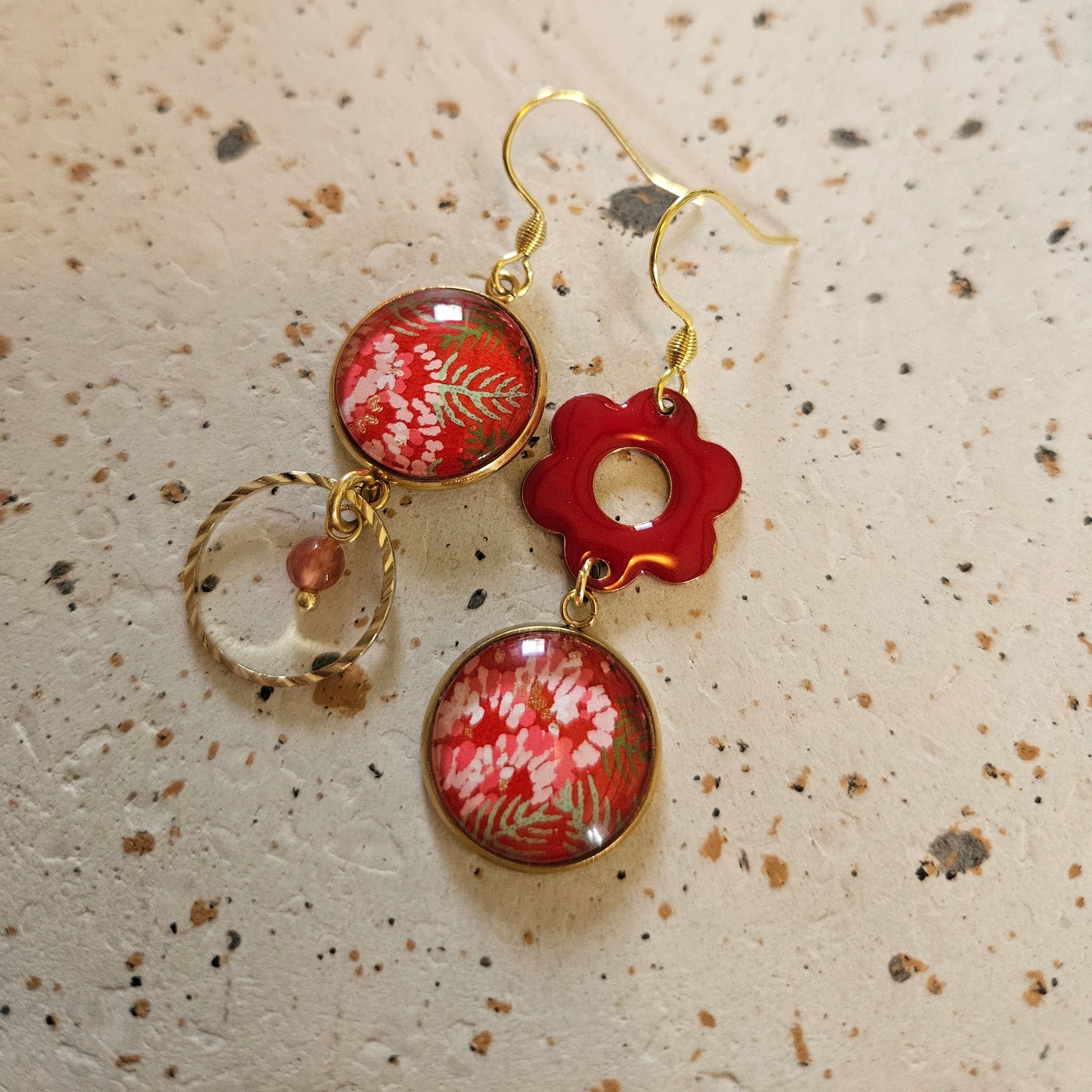 Boucles d'oreilles asymétriques en acier inoxydable– Cabochons 16mm–rouge hortensia
