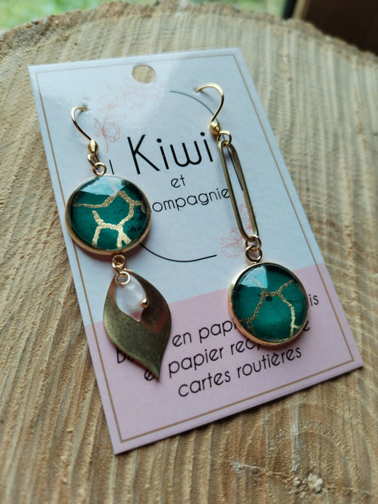 Boucles d’oreilles asymétriques – Élégance dorée & papier japonais vert