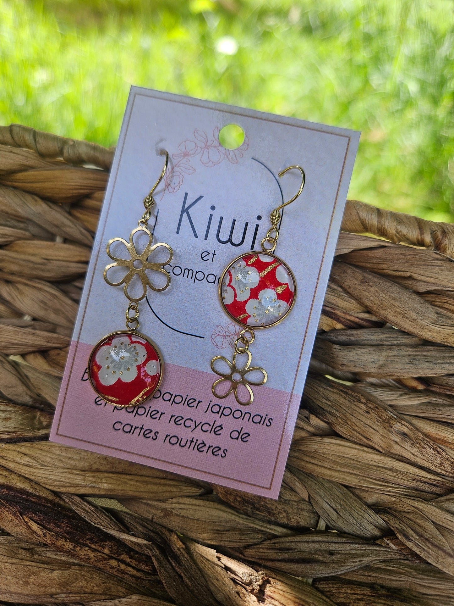 Boucles d'oreilles asymétriques fleur en acier doré  – Cabochons 16mm-rouge fleur