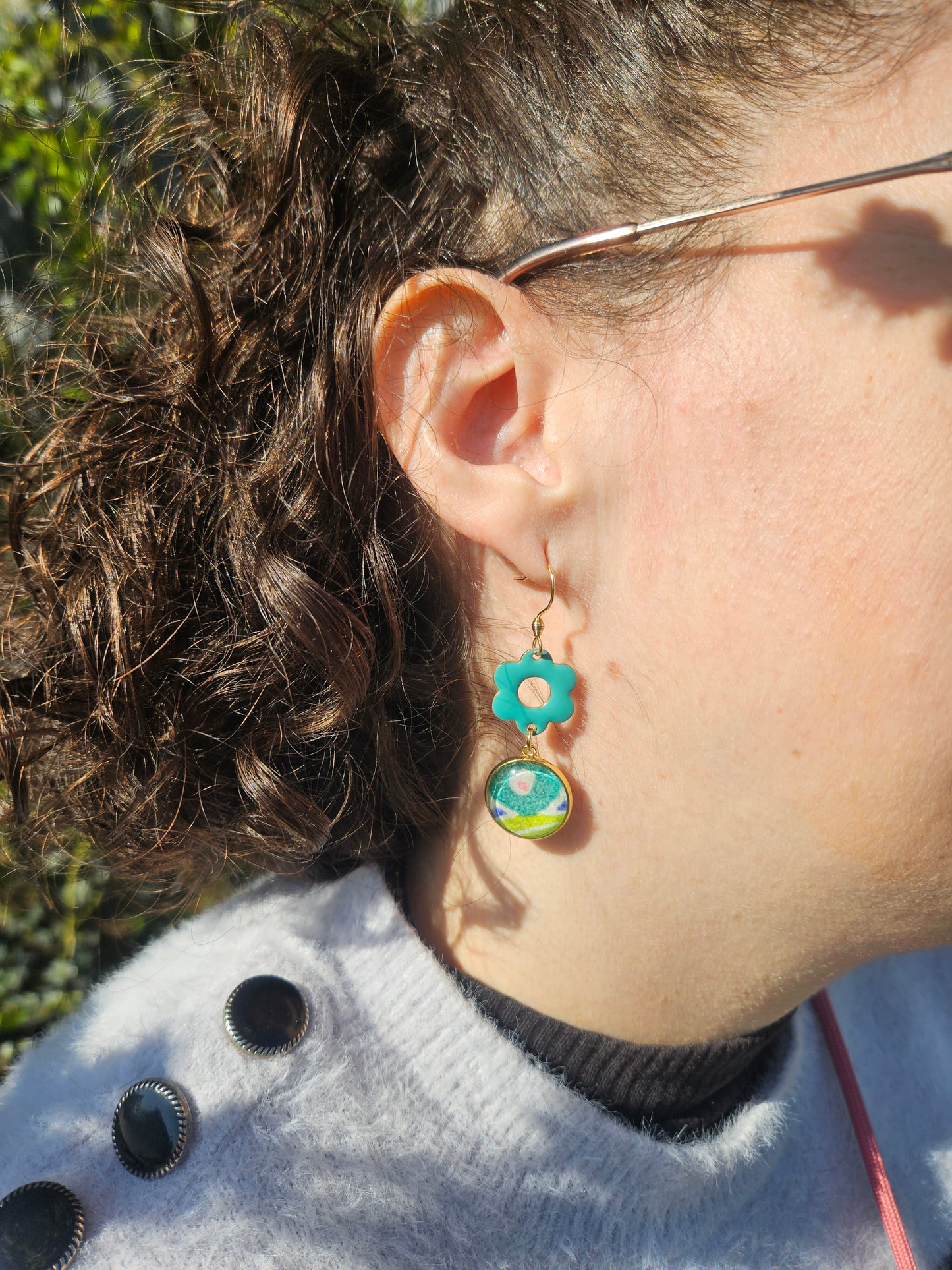 Boucles d'oreilles asymétriques en acier inoxydable– Cabochons 16mm–bleu turquoise et verte