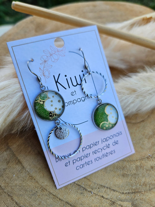 Boucles d'oreilles asymétriques en acier  – Cabochons 16mm-vert fleur blanche