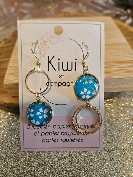 Boucles d'oreilles asymétriques en acier doré  – Cabochons 16mm- bleu fleur blanche