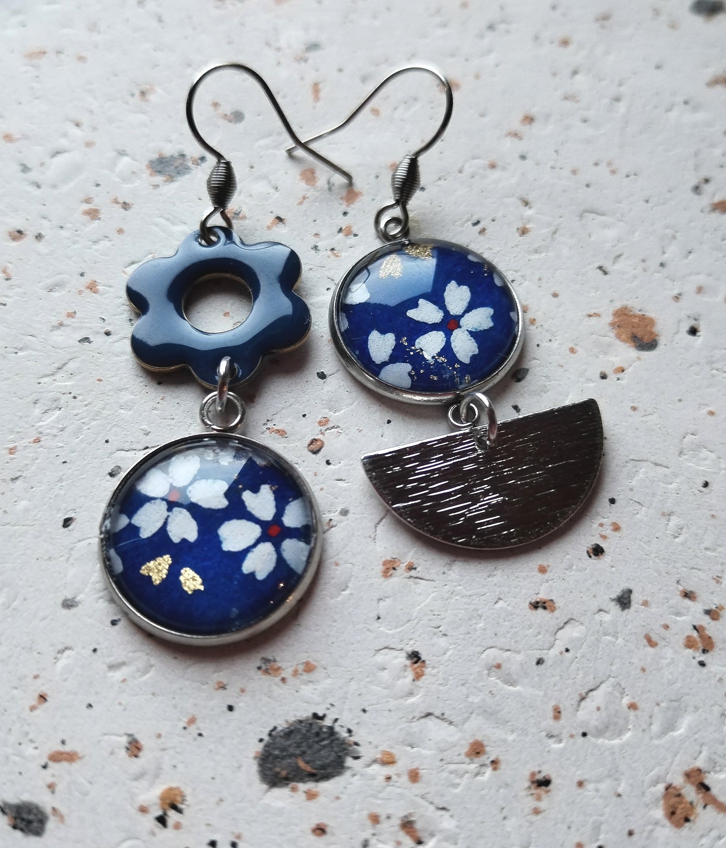 (Copie) Boucles d'oreilles asymétriques – Élégance dorée & papier japonais rouge