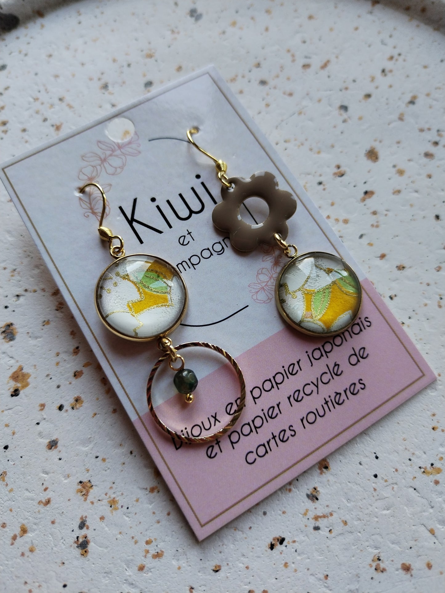 Boucles d’oreilles asymétriques – Élégance dorée & papier japonais vert