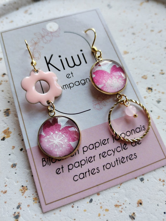 Boucles d'oreilles asymétriques – Élégance dorée & papier japonais rose