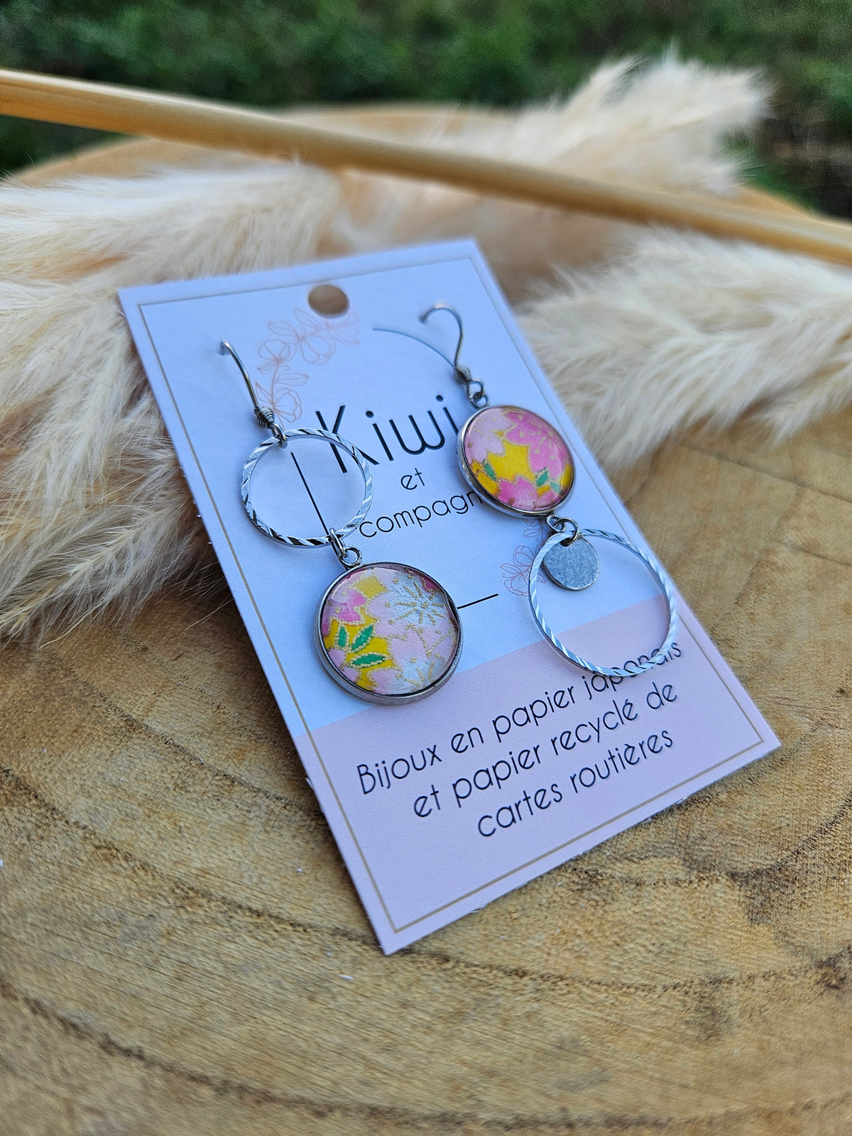 Boucles d'oreilles asymétriques en acier  – Cabochons 16mm-jaune et fleur rose