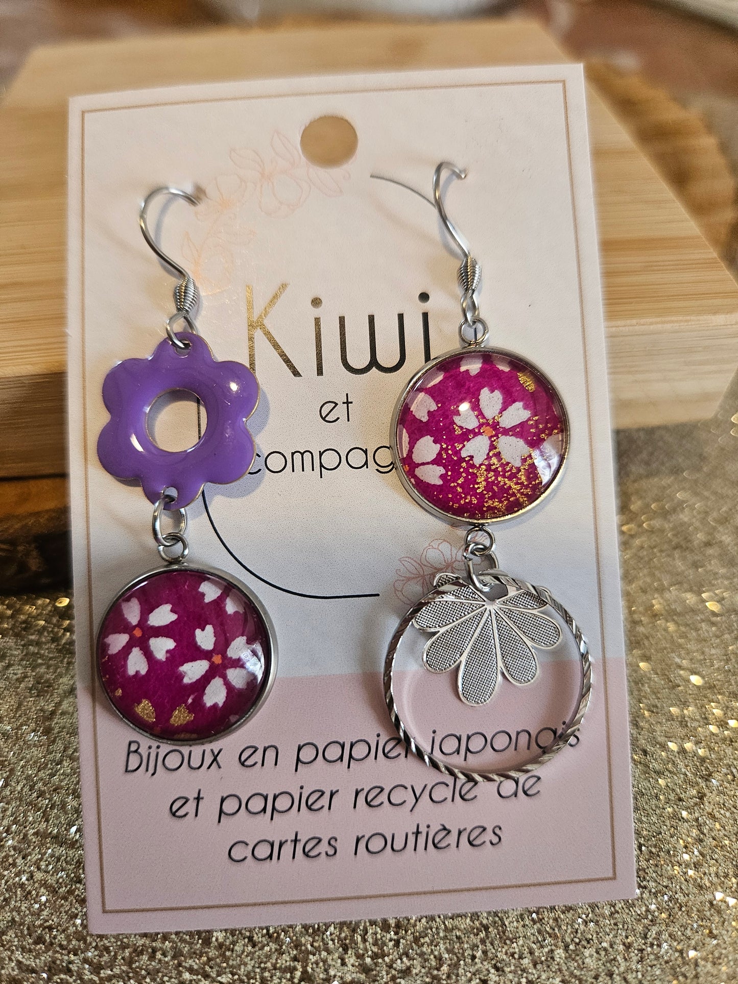 Boucles d'oreilles asymétriques en acier   – Cabochons 16mm- bordeaux