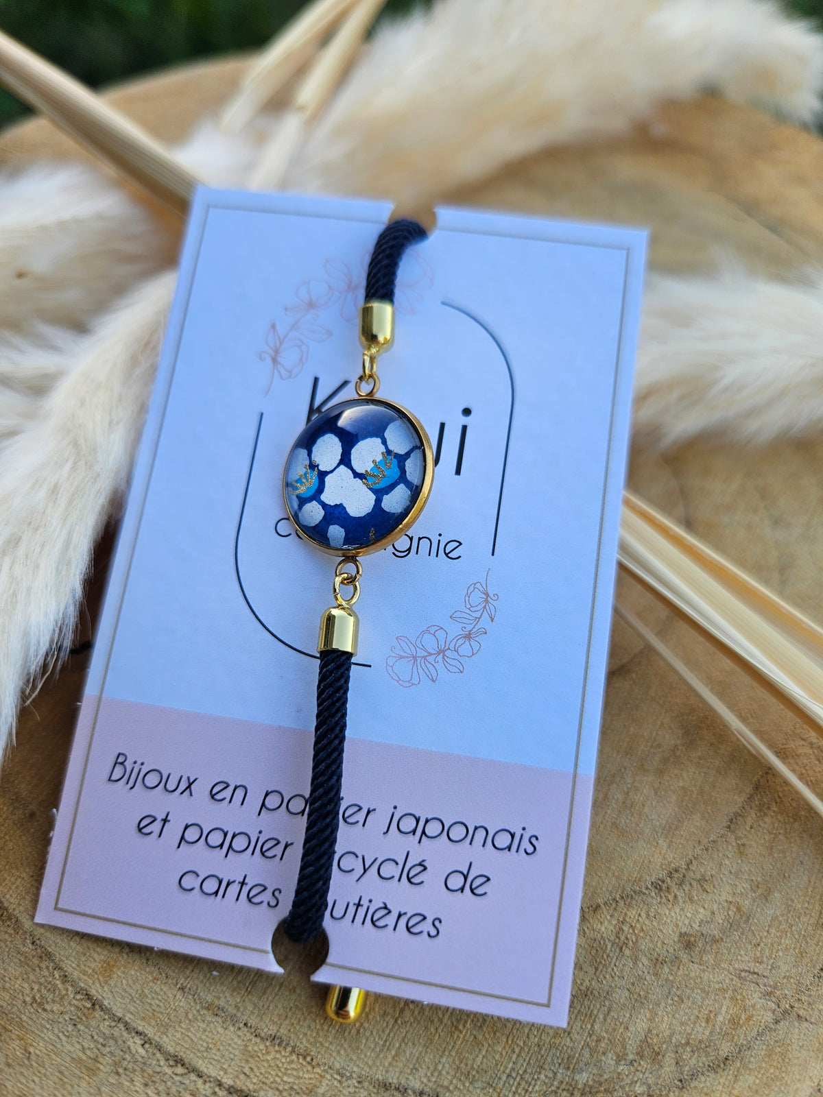 Bracelet réglable en coton bleu marine - cabochon bleu -fleur blanche