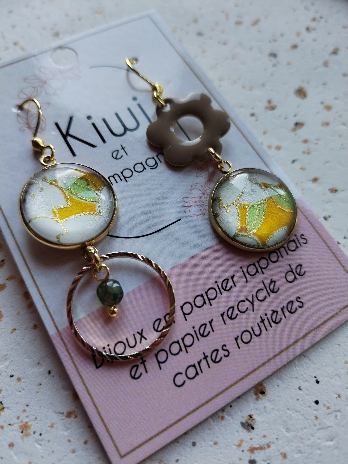 Boucles d’oreilles asymétriques – Élégance dorée & papier japonais vert