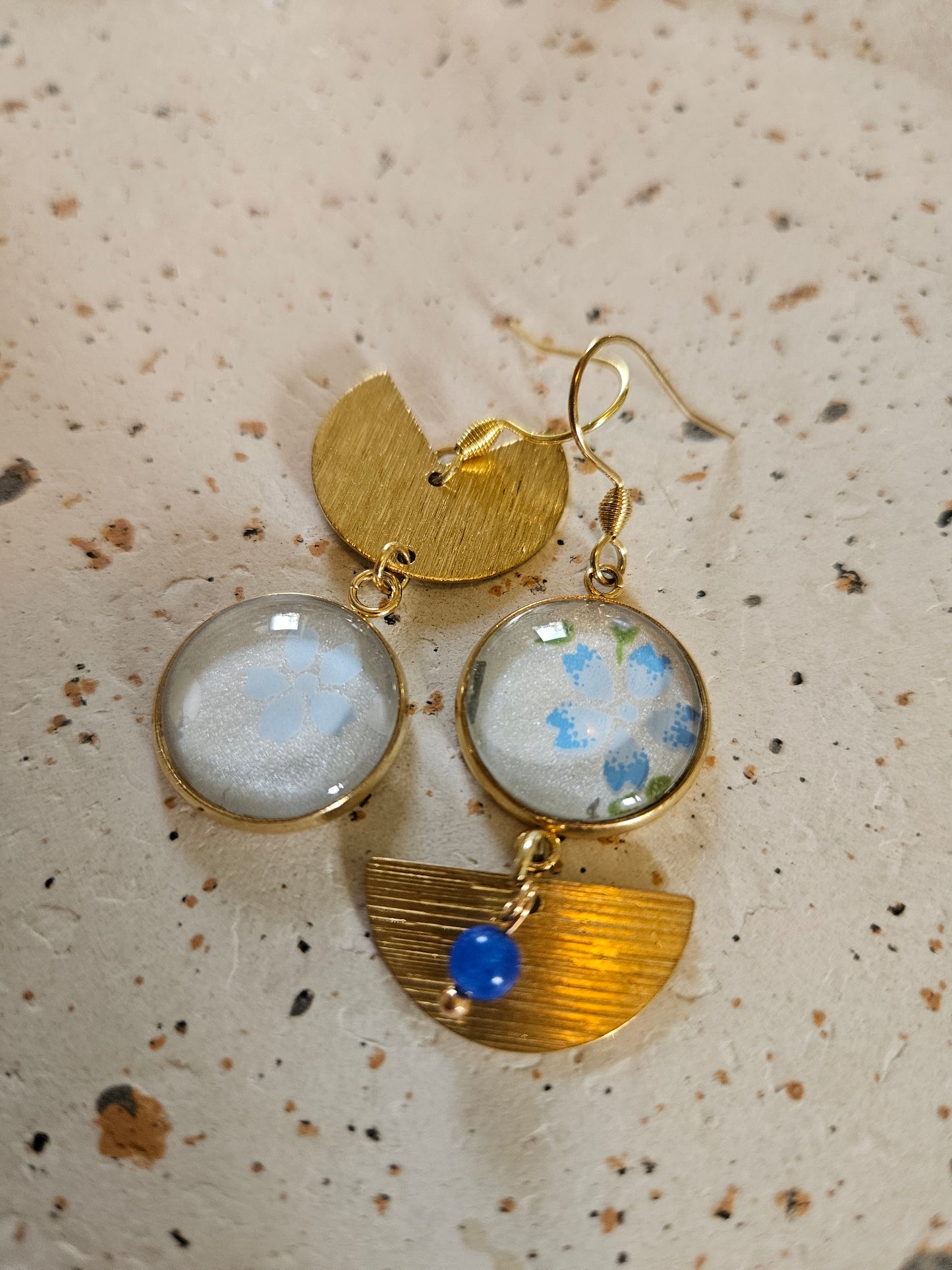 Boucles d'oreilles asymétriques en acier inoxydable– Cabochons 16mm–bleu ciel et fleurs