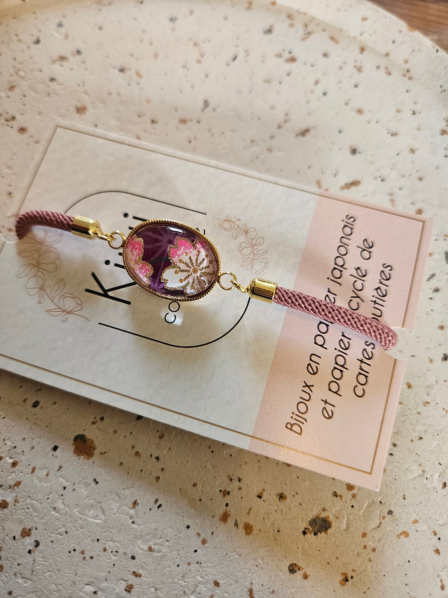 Bracelet réglable en coton rose  - cabochon prune  -oval- fleur