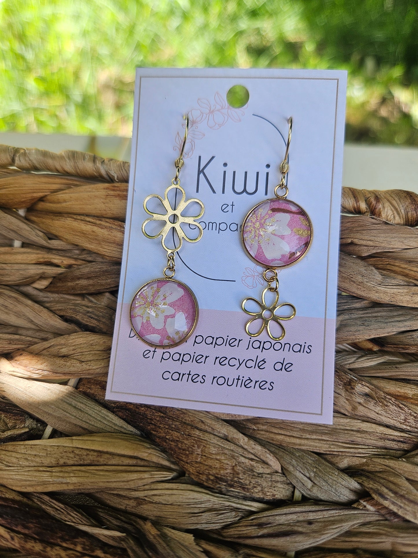 Boucles d'oreilles asymétriques fleur en acier doré  – Cabochons 16mm-rose et blanc