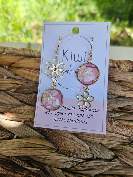 Boucles d'oreilles asymétriques fleur en acier doré  – Cabochons 16mm-rose et blanc