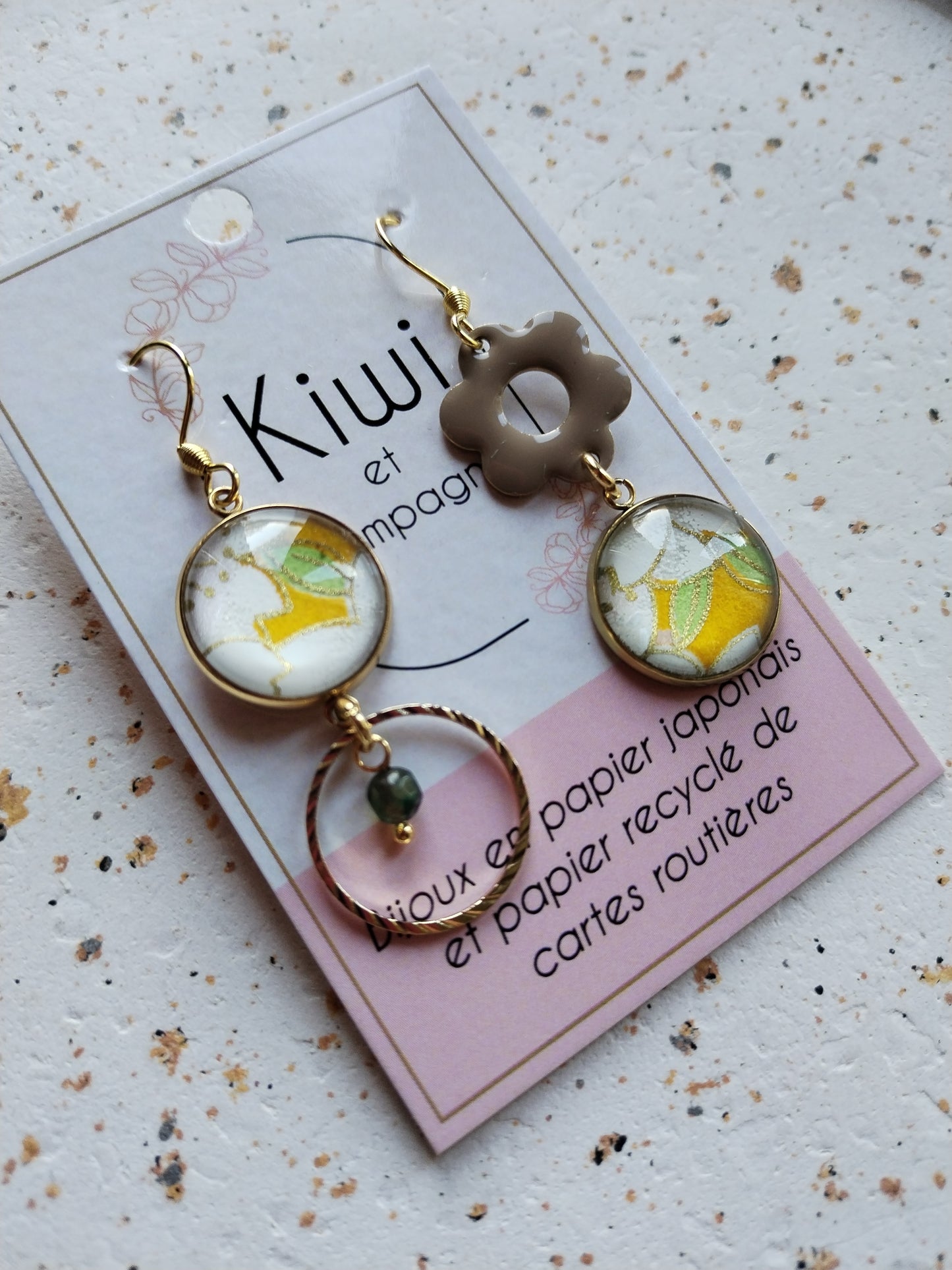 Boucles d’oreilles asymétriques – Élégance dorée & papier japonais vert