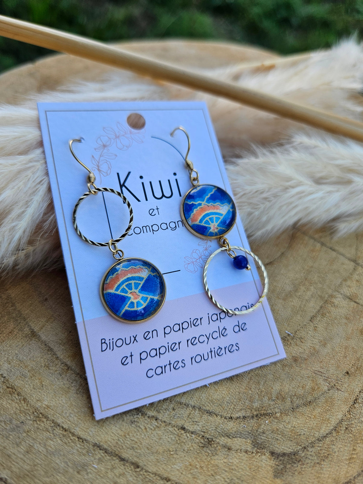 Boucles d'oreilles asymétriques doré  – Cabochons 16mm-bleu graphique