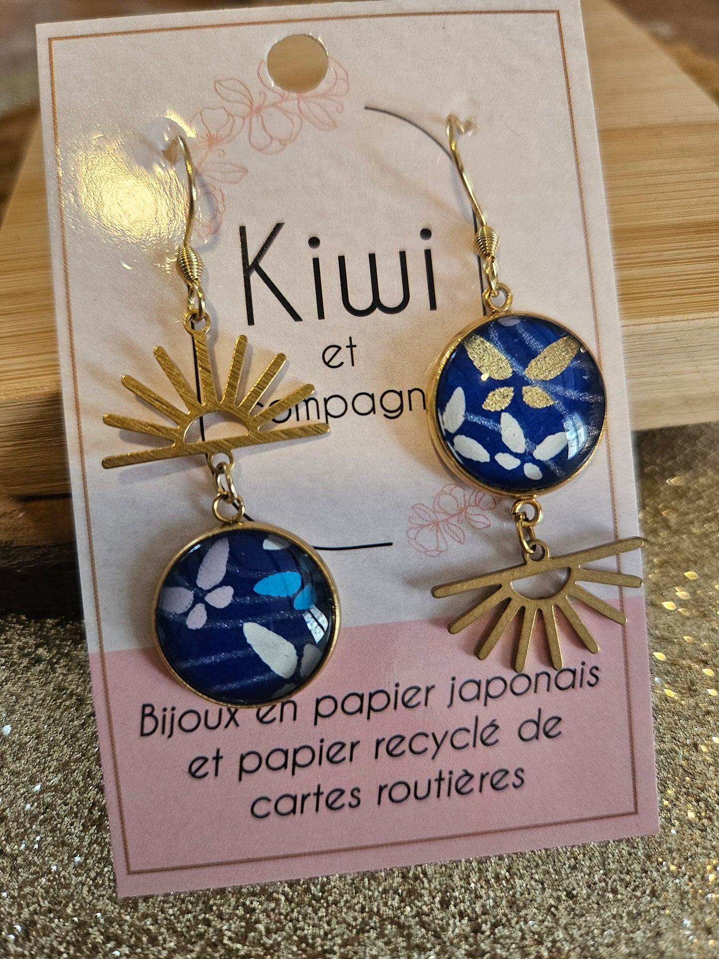 Boucles d'oreilles asymétriques soleil en acier doré  – Cabochons 16mm- bleu papillon