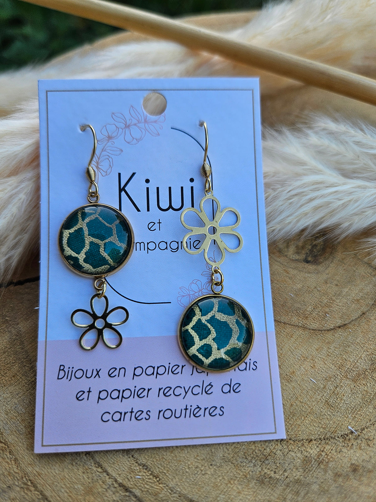 Boucles d'oreilles asymétriques fleur en acier doré  – Cabochons 16mm-vert et doré kintsugi