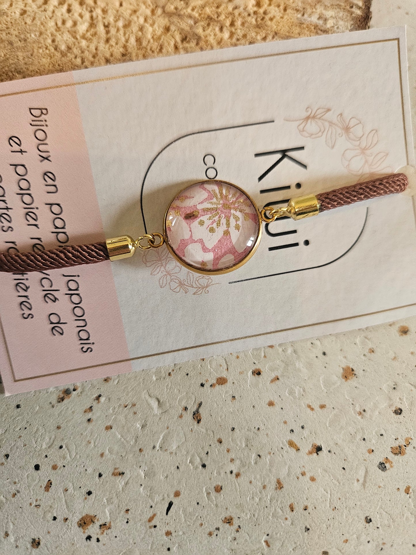 Bracelet réglable en coton brun- cabochon rose fleur blanche