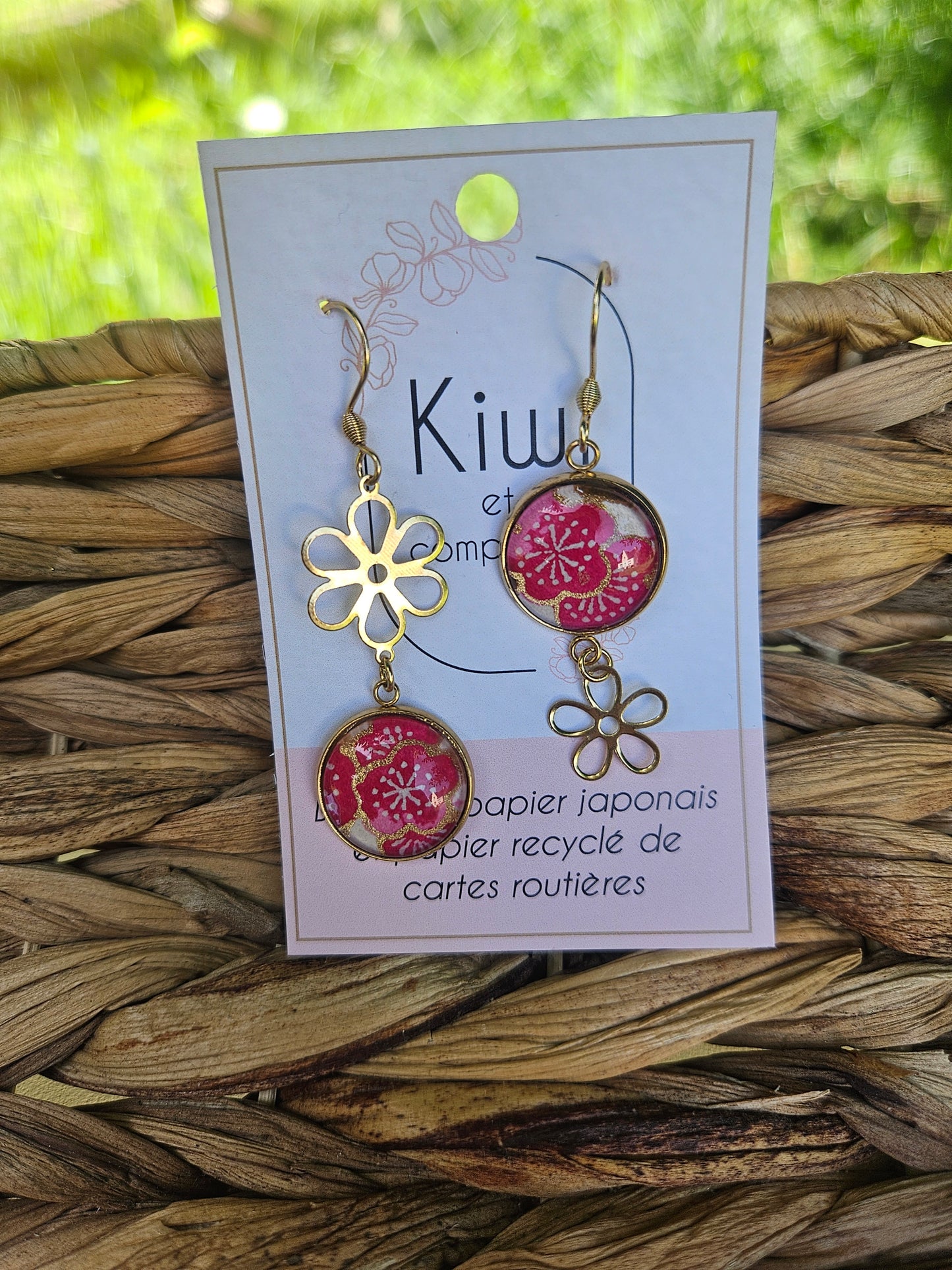 Boucles d'oreilles asymétriques fleur en acier doré  – Cabochons 16mm-rose fleuri