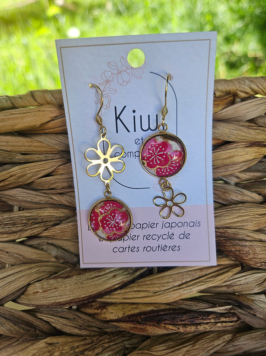 Boucles d'oreilles asymétriques fleur en acier doré  – Cabochons 16mm-rose fleuri