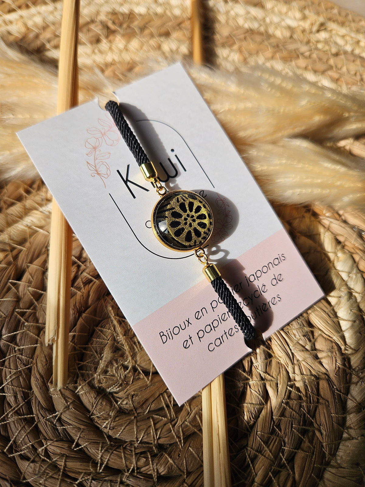 Bracelet noir réglable et cabochon fleur noire
