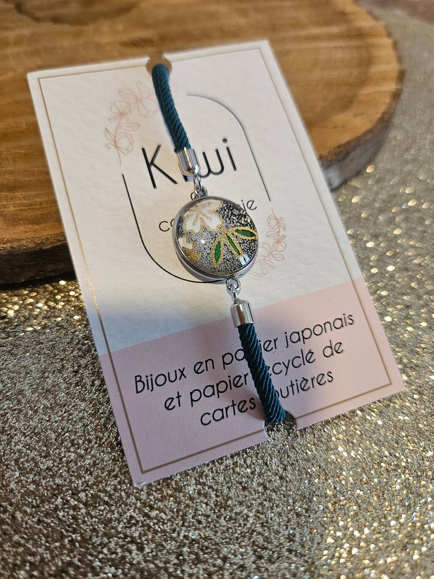 Bracelet réglable en coton vert foncé- cabochon argenté et feuille