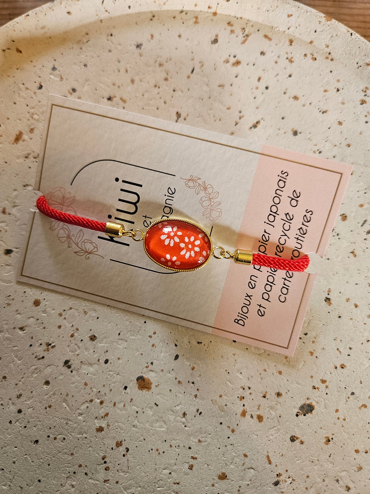 Bracelet réglable en coton rouge - cabochon rouge oval-fleur blanche