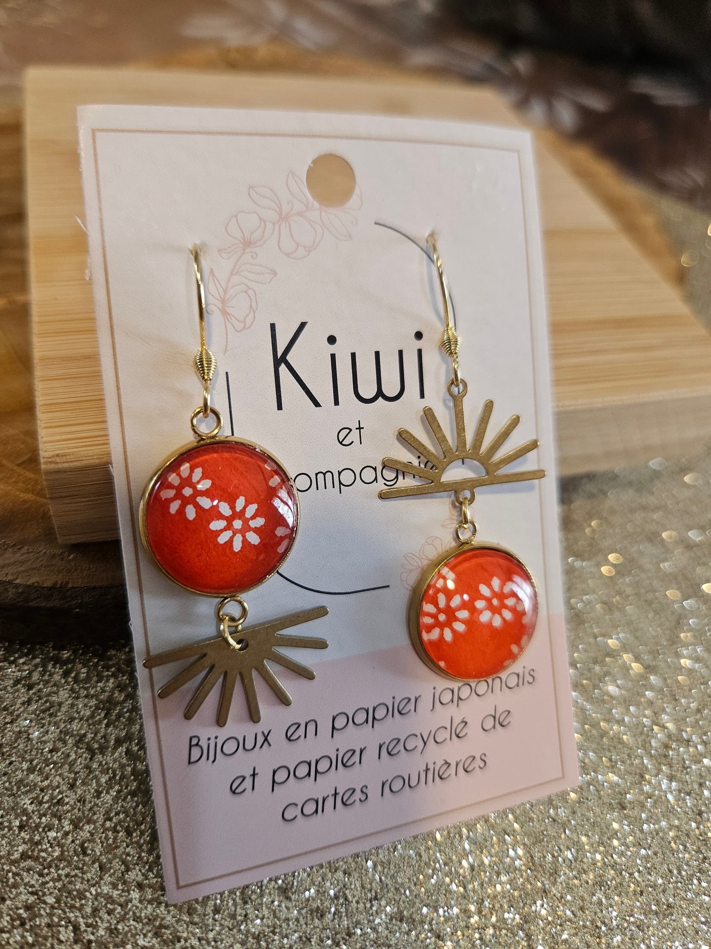 Boucles d'oreilles asymétriques soleil en acier doré  – Cabochons 16mm- rouge fleur blanche