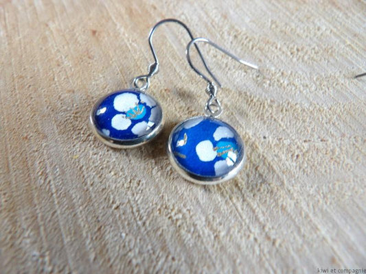 Boucles d'oreilles courtes - acier inoxydable - cabochons ronds 12mm - fleurs blanches, fond bleu