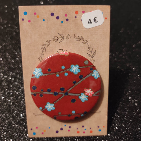 Badge 44 mm - papier japonaise, fleurs bleues et corail, fond rouge