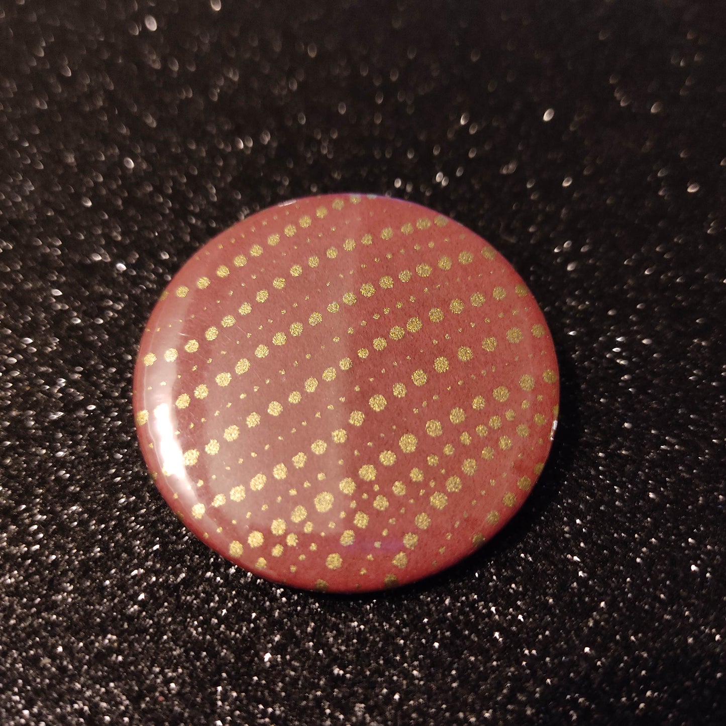 Badge 44 mm - papier japonais, vagues pois dorés fond bordeau