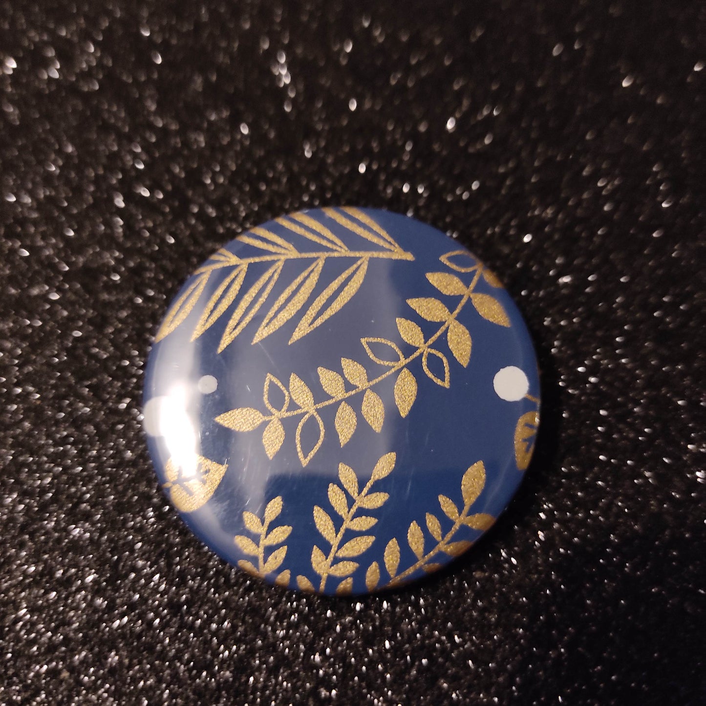 Badge 44 mm - papier japonais, feuilles dorées fond bleu