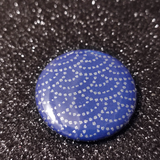 Badge 25 mm - papier japonais, vagues pois argentés, fond bleu