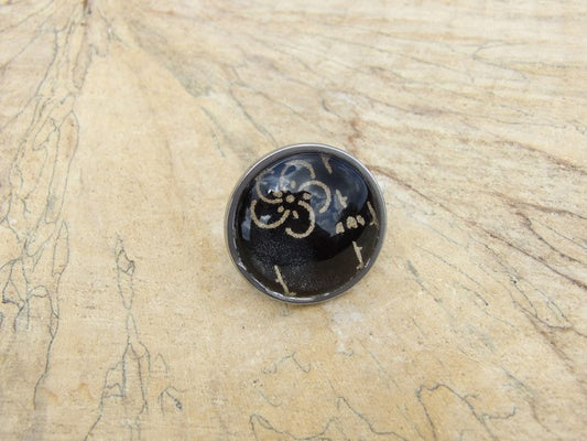 Bague-ajustable-ronde-cabochon-25mm-Métal-argenté-papier-japonais-fond-noir-fleur-dorée