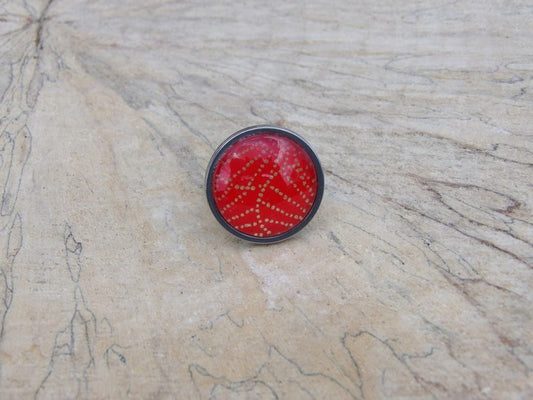 Bague-ajustable-ronde-cabochon-20mm-Métal-argenté-papier-japonais-fond-rouge-pois-doré