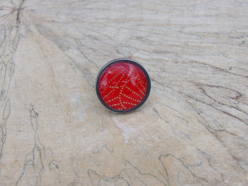 Bague-ajustable-ronde-cabochon-20mm-Métal-argenté-papier-japonais-fond-rouge-pois-doré