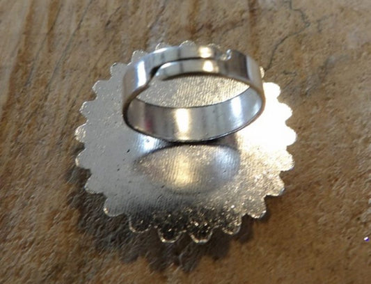 Bague-ajustable-forme-fleur-Métal-argenté-papier-japonais-floral-bleu-et-blanc-fond-moutarde