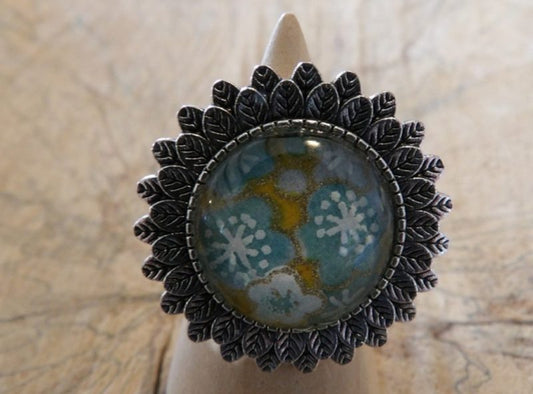 Bague-ajustable-forme-fleur-Métal-argenté-papier-japonais-floral-bleu-et-blanc-fond-moutarde