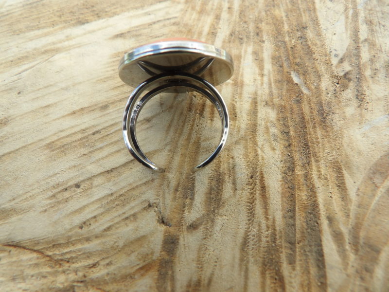 Bague ajustable ronde cabochon 20mm - Métal argenté - papier japonais floral blanc fond rouge