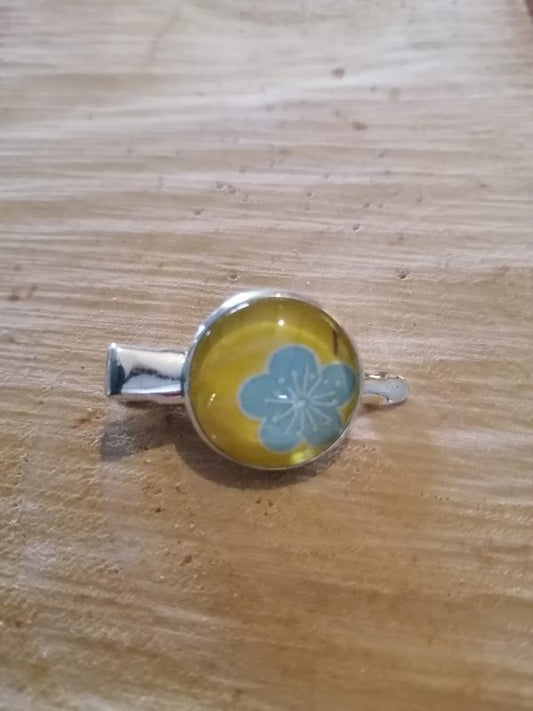 Barrette - fleur bleue fond moutarde