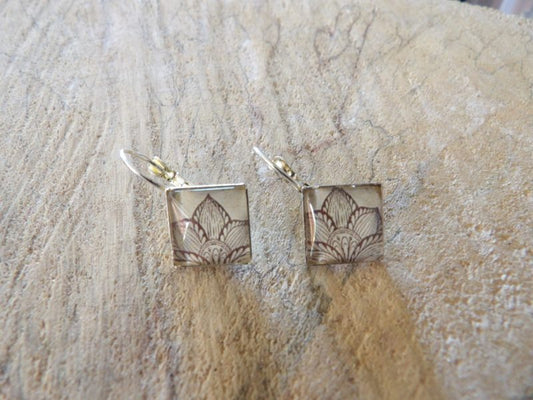 Boucles-doreilles-dormeuses-losange-12mm-x-12mm-Métal-argenté-rosace-henné-marron-et-beige